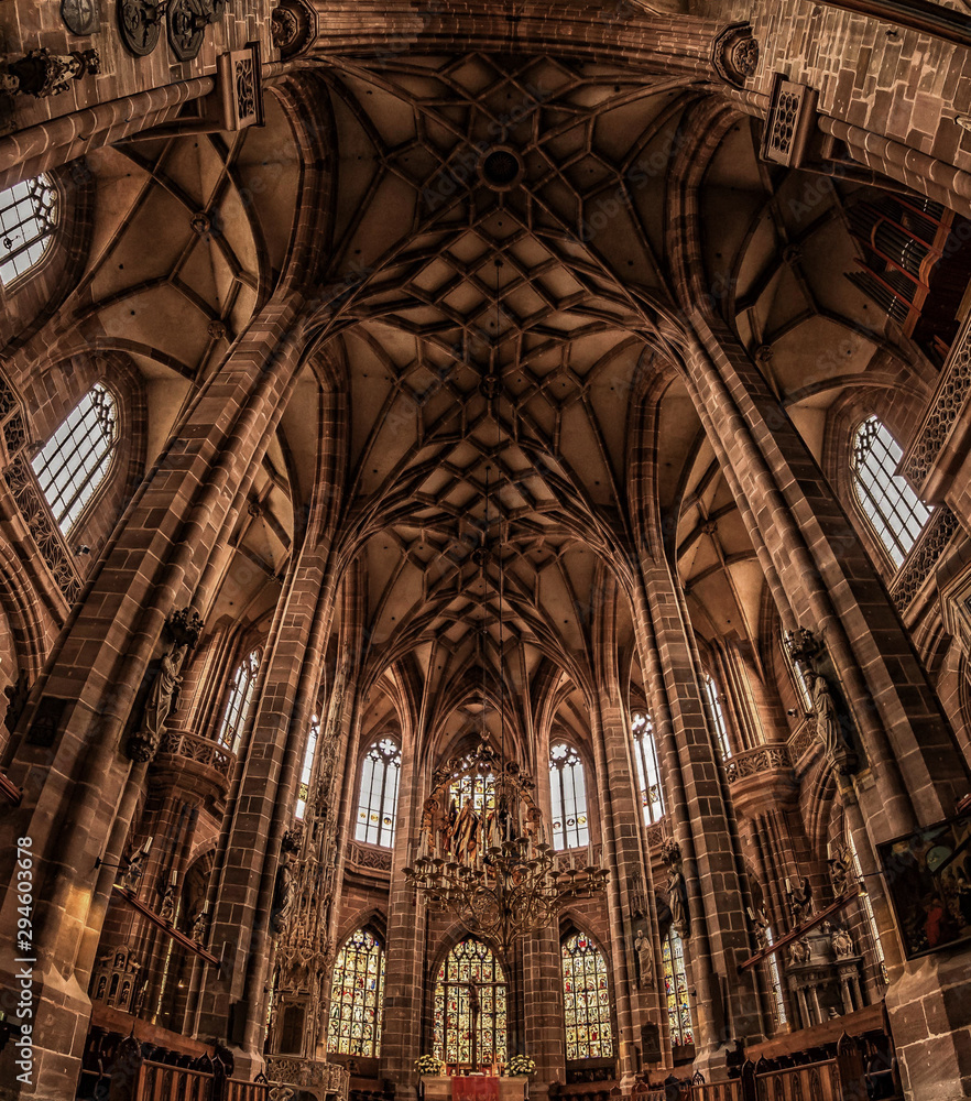 Das Kirchenschiff von St. Sebaldus in Nürnberg mit Super Weitwinkel fotografiert