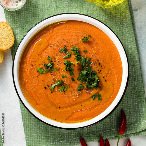 Fotografie cream soup of red lentils with tomatoes on the table