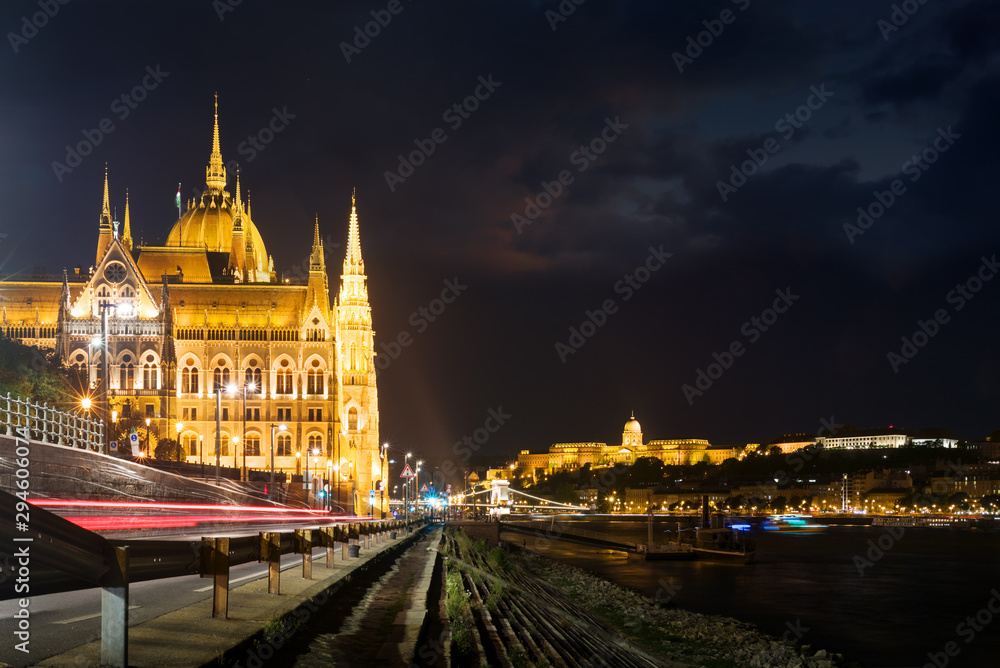 Obraz premium Hungarian parliament building by the river at night. Side view