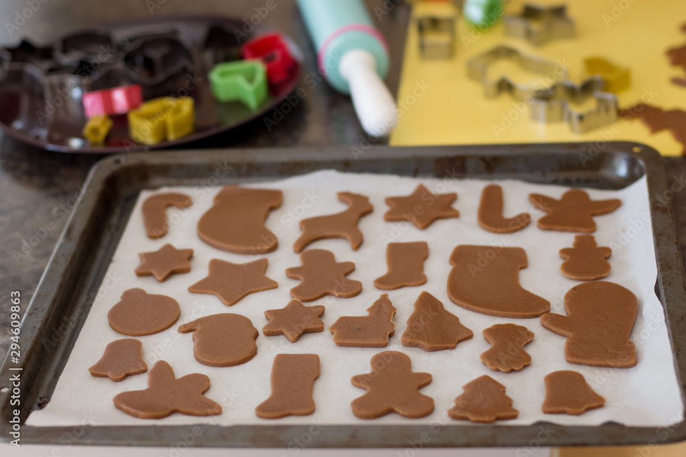 Homemade Chritstmas gingerbread cookie on a baking tray ready for the oven. Selective focus Homemade Chritstmas gingerbread cookie on a baking tray ready for the oven. Selective focus
