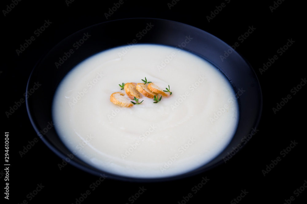 Creamy cauliflower soup with bagel crisp Creamy cauliflower soup with bagel crisp