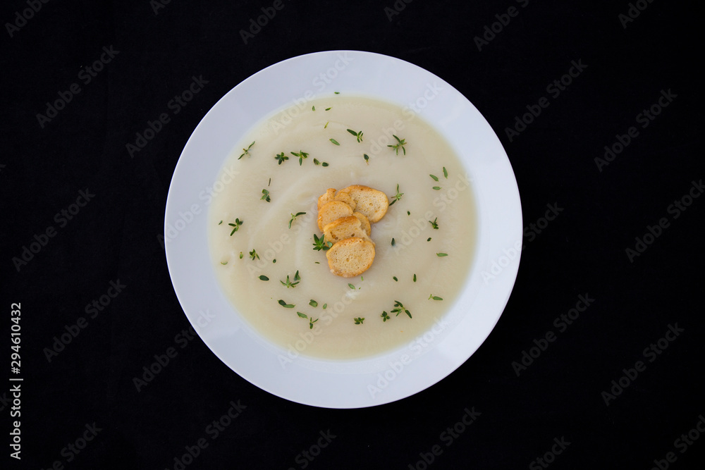 Creamy cauliflower soup with bagel crisp Creamy cauliflower soup with bagel crisp