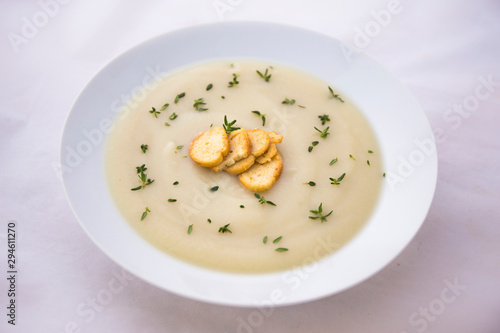 Creamy cauliflower soup with bagel crisp