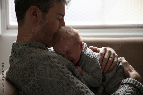 Fotografia Father comforting a crying upset baby