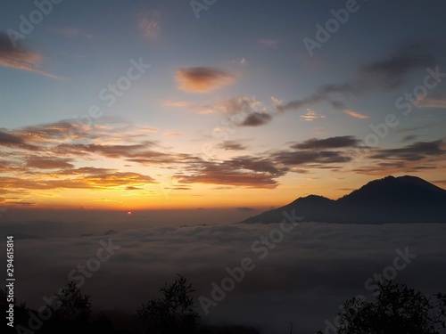 Montaña y nubes al amanecer © Marcelo