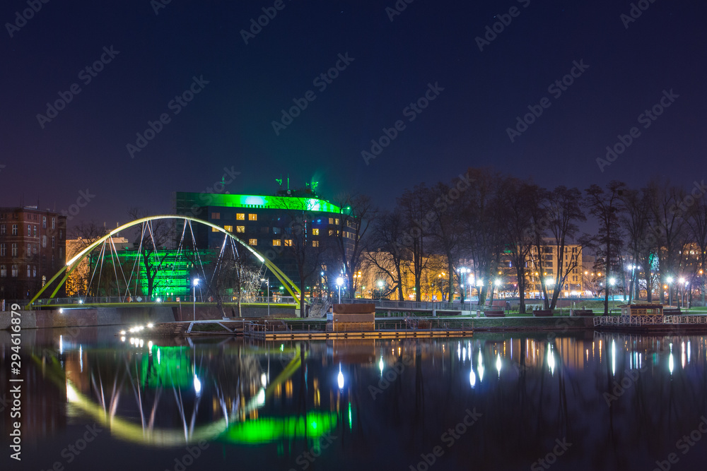 Obraz premium Pedestrian bridge over the river Odra in the Old Town of Wroclaw at night. Poland