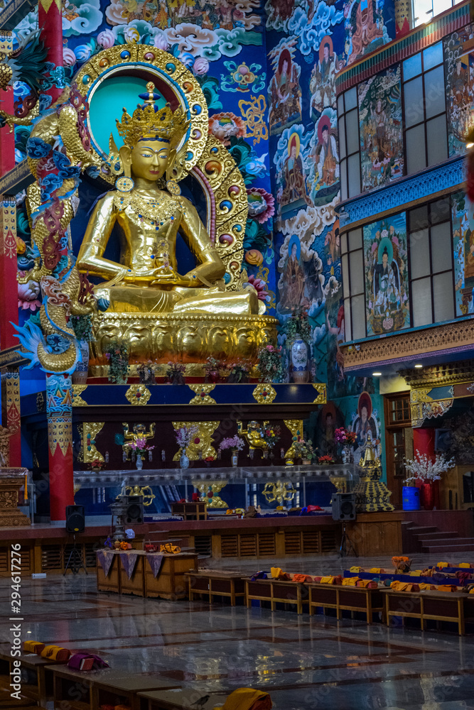 Obraz premium statue of buddha in temple