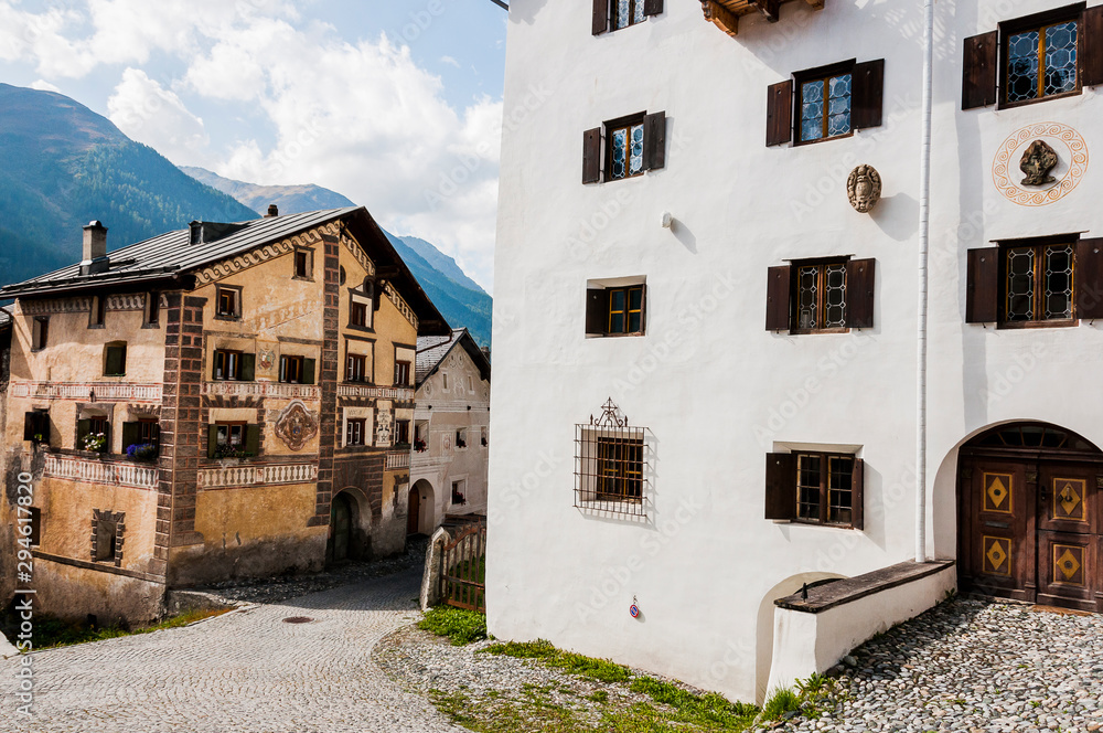 Ardez, Dorf, Engadinerhäuser, Dorfstrasse, Engadin, Unterengadin, Alpen, Wanderweg, Graubünden, Sommer, Schweiz