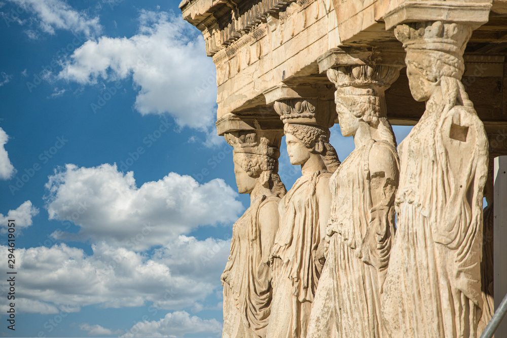 Fototapeta premium Kariatydy w Erechtejon Partenonu w Atenach w Grecji