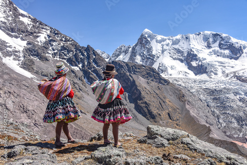 Quadro su tela Quechua girls admire Andean mountain views on the Ausungate trail