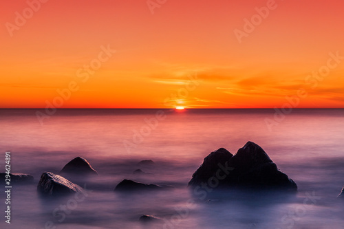 Atemberaubender Sonnenuntergang über dem Meer