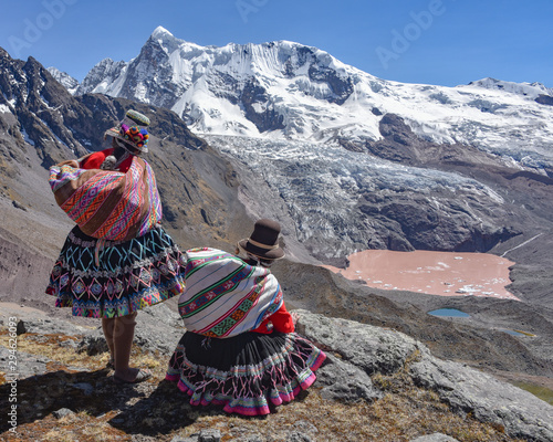 Photos Quechua girls admire Andean mountain views on the Ausungate trail