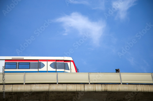 Canvas Print Sky train parked on rail way nearly traffic light pole.