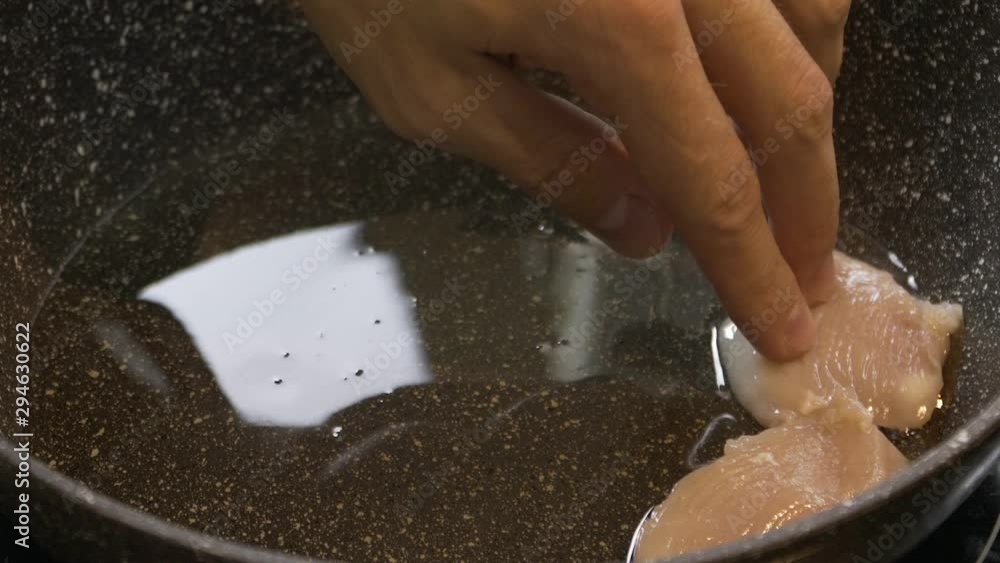 On a heated pan spread pieces of chicken