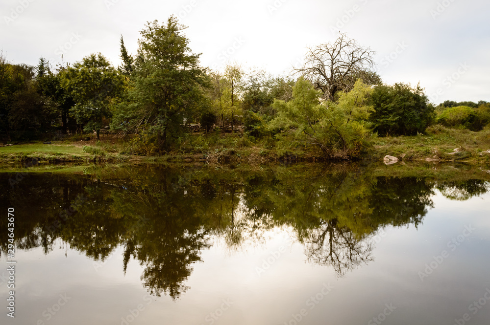 Reflejos con simetría en el río de Córdoba