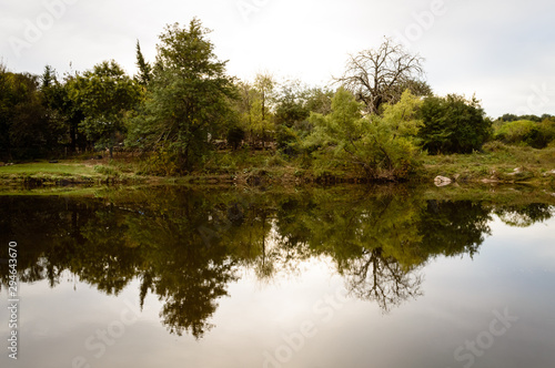 Reflejos con simetría en el río de Córdoba