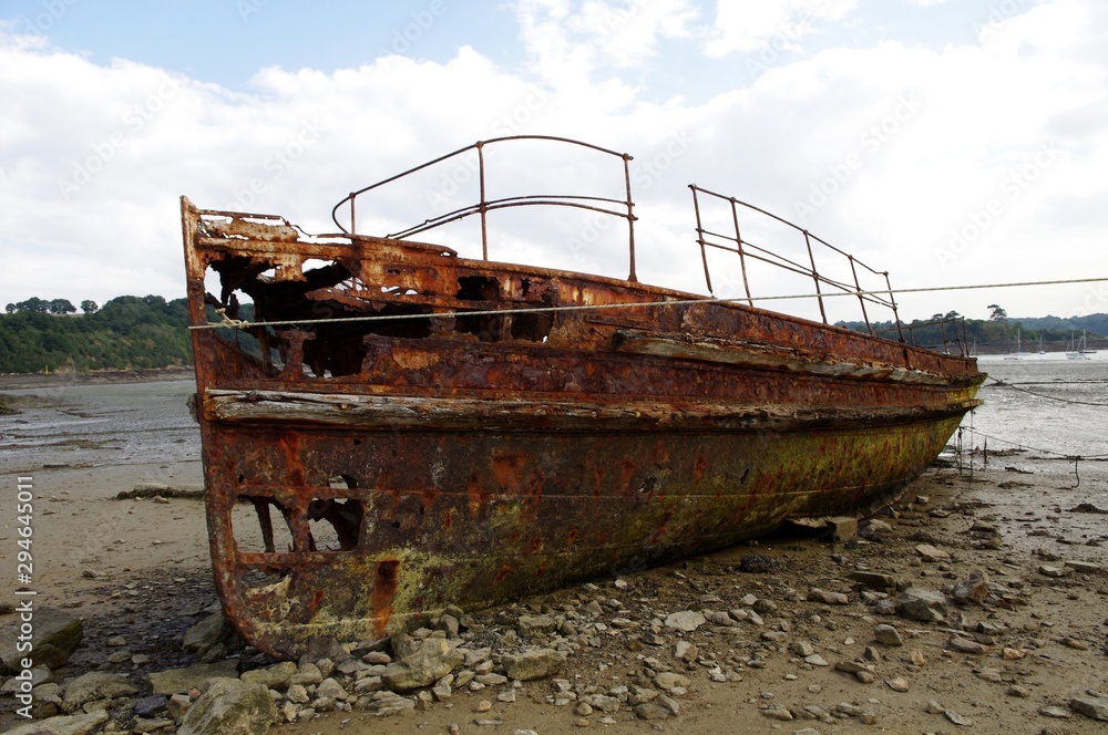 Le vieux bateau rouillé