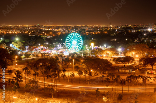 parque de diversões visto de cima durante a noite