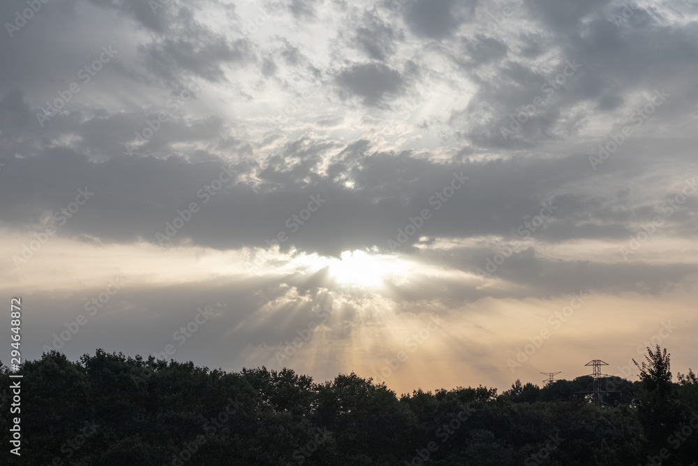 Rayos de sol entre las nubes Rayos de sol entre las nubes