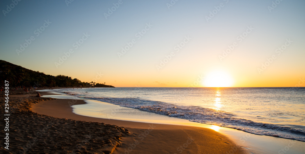 Obraz premium Coucher de soleil plage de la Perle Basse Terre Guadeloupe France