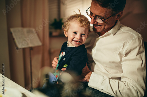 Vater mit Kleinkind am weihnachtlichen Familientisch photo