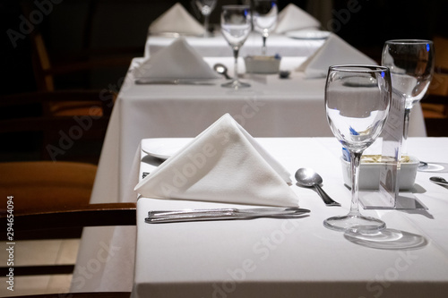 mesa de restaurante com talheres e guardanapo photo