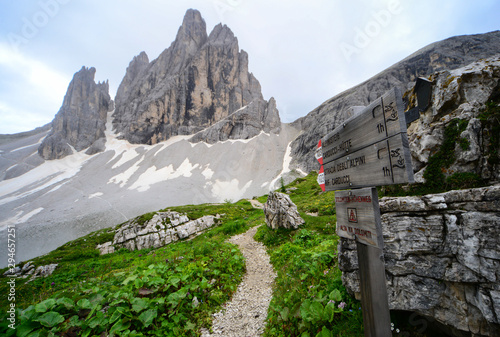 Alpinisteig Sextener Dolomiten Südtirol Via Ferrata Strada degli Alpini Klettersteig Bergwanderung Schild Wegweister Drei Zinnen Zsigmondyhütte 1. Weltkrieg Gipfel Schneefelder  photo