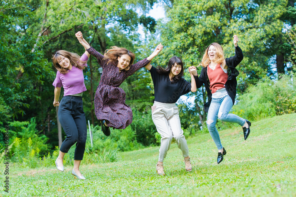 Fototapeta premium ジャンプする女性たち