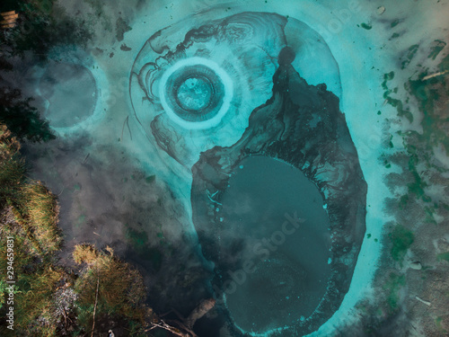 Piękne jezioro Gejzer (niebieski, srebrny) ze źródłami termalnymi, które okresowo wyrzucają z ziemi niebieską glinę i muł. Widok z lotu ptaka drona. Aktash, Ałtaj, Rosja
