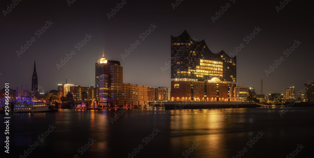 Die Elbphilharmonie in Hamburg bei Nacht
