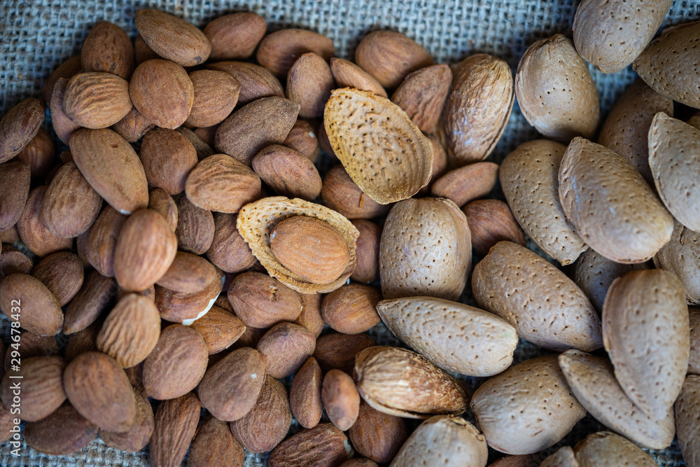 Obraz premium une amande dans sa coque au milieu d'autres amandes