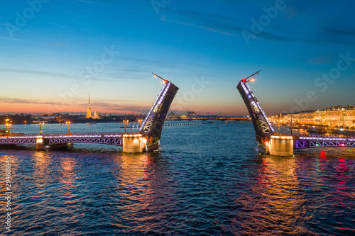 Obraz na płótnie White nights in Saint-Petersburg - the opening of the Palace drawbridge, a view of the Peter and Paul Cathedral w salonie