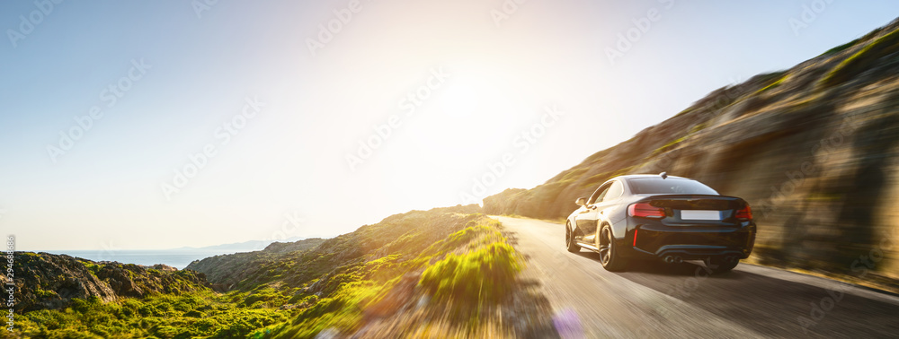 Plakat wynajem samochodu w Hiszpanii górski krajobraz drogi o zachodzie słońca