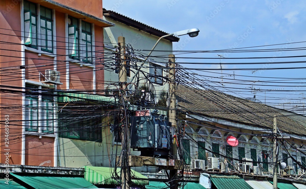 Fototapeta premium Lío de cables en las calles de Bangkok, Tailandia.