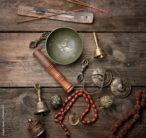 Papier peint singes - Papier peint Copper singing bowl, prayer beads, prayer drum and other Tibetan religious objects for meditation and alternative medicine