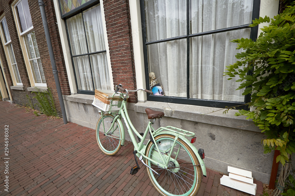 Bicicleta aparcada debajo de una ventana
