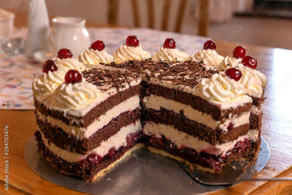 Schwarzwälder Kirschtorte / Sahnetorte / Deutsche Torte / Kirschtorte / Tortenstück / Torte Teller Kaffee Schwarzwälder Kirschtorte / Sahnetorte / Deutsche Torte / Kirschtorte / Tortenstück / Torte Teller Kaffee