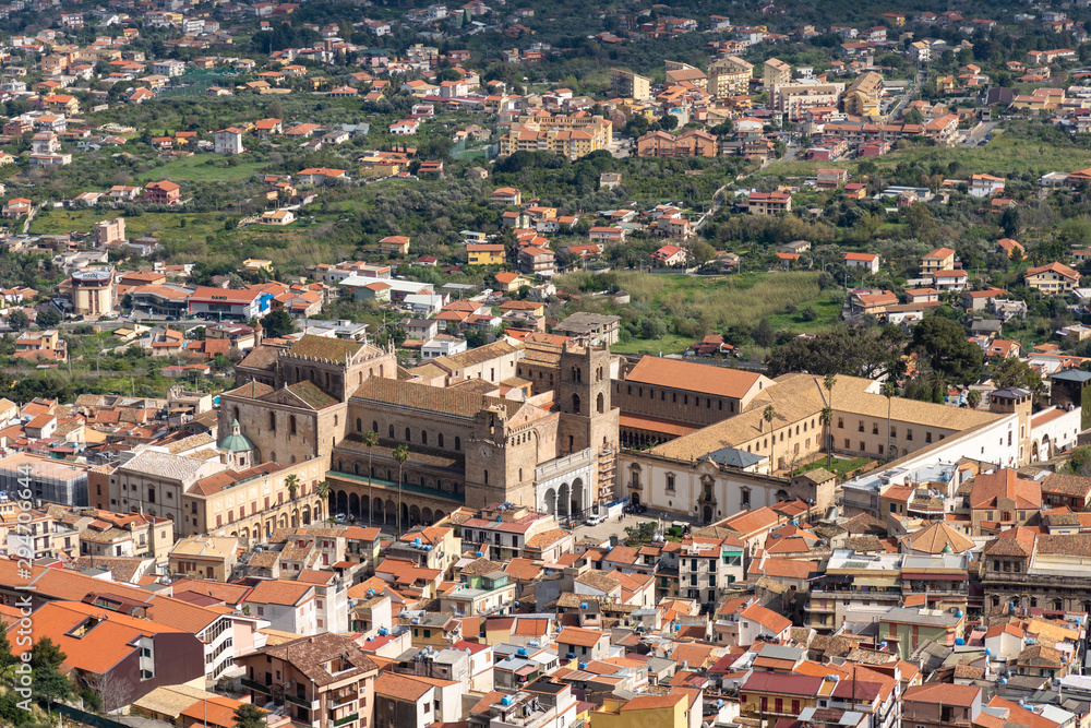 Vue aérienne de Monreale et sa cathédrale, Sicile