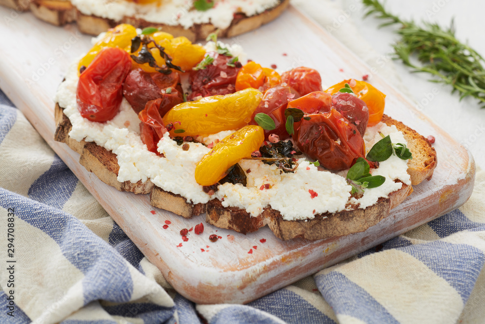 Roasted Heirloom Tomatoes and Ricotta Cheese Toast Roasted Heirloom Tomatoes and Ricotta Cheese Toast