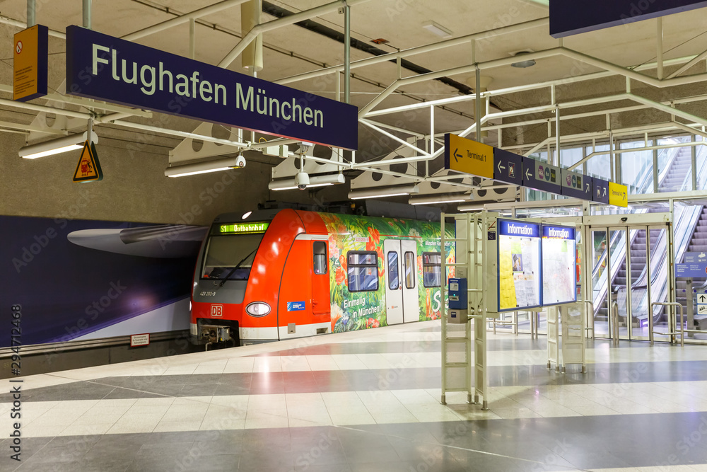 Munich Airport MUC railway station with train foto de Stock | Adobe Stock