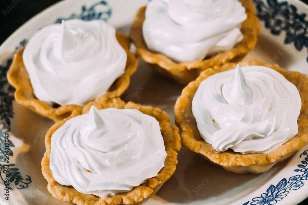 Crispy tartlets with white whipped egg cream Crispy tartlets with white whipped egg cream