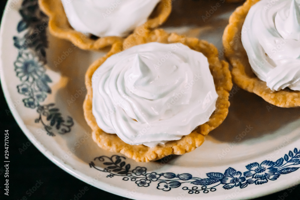 Crispy tartlets with white whipped egg cream Crispy tartlets with white whipped egg cream
