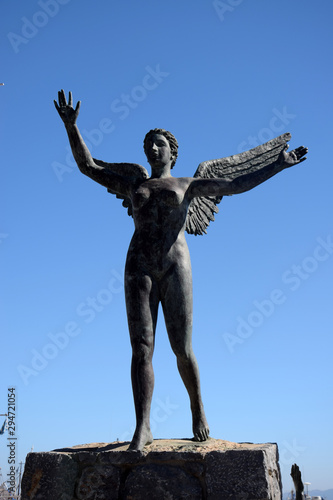 Statue am Hafen von Kalymnos