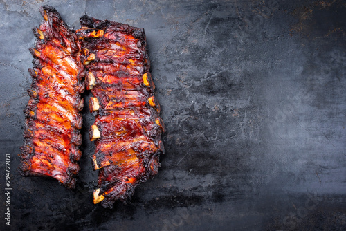 Фотография Barbecue burnt chuck beef ribs with hot marinate as top view on an old rustic bo
