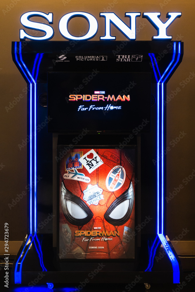 Obraz premium Bangkok, Thailand - Jun 24, 2019: Spider-Man: Far From Home poster and TV screen kiosk display showing movie trailer in theatre. Cinema promotional advertisement, or film industry marketing concept