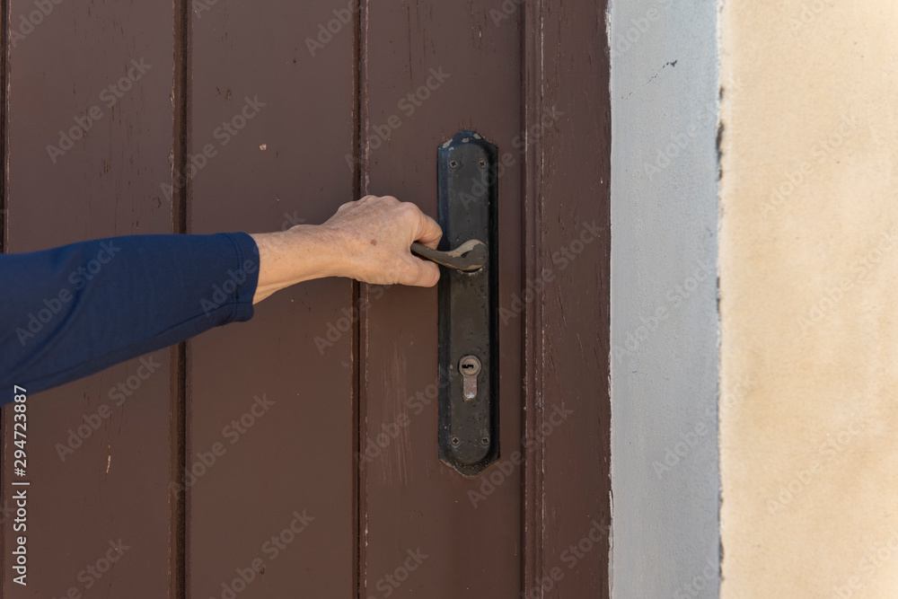 La mano de la persona abre la puerta La mano de la persona abre la puerta