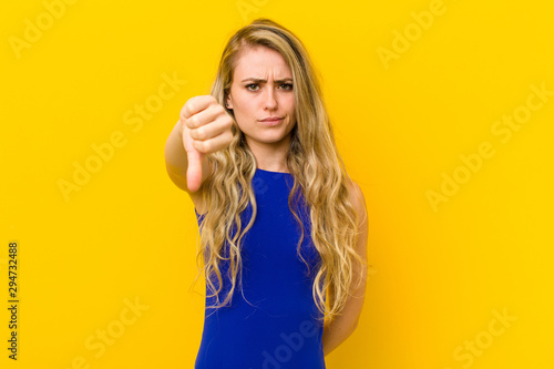 Fotografía young blonde woman feeling cross, angry, annoyed, disappointed or displeased, sh