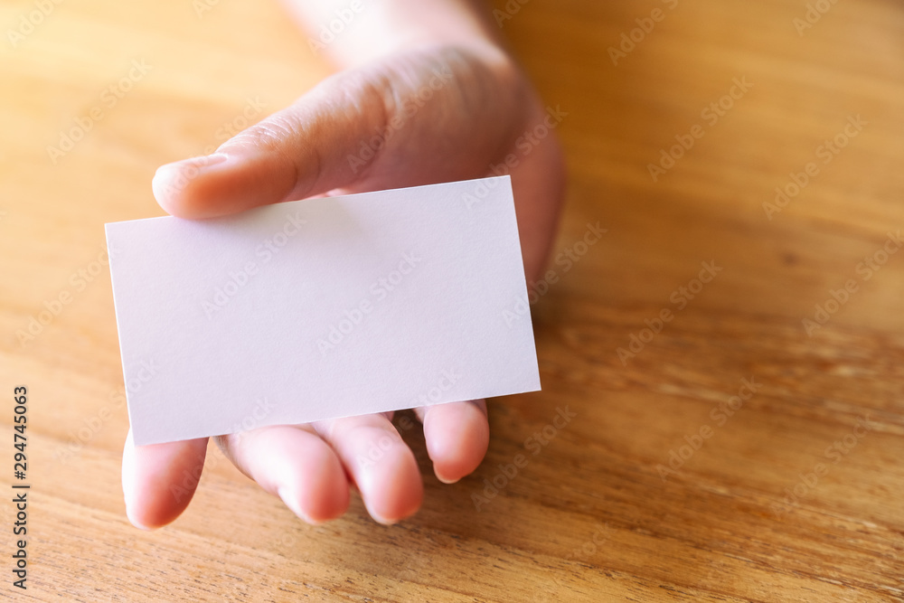Obraz premium A hand holding and giving empty business card