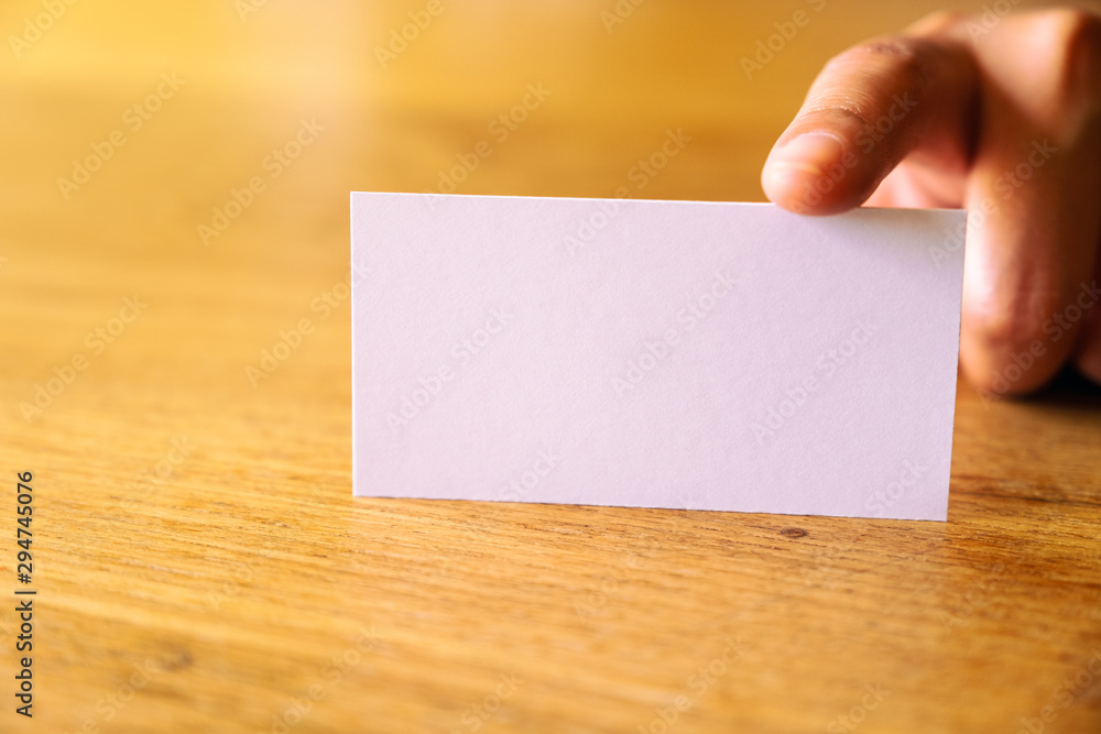 Obraz premium A hand holding and giving empty business card