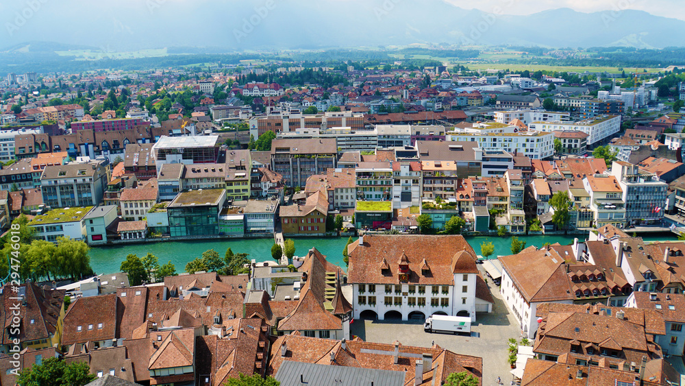 美しきスイスの古都トゥーンを見下ろす